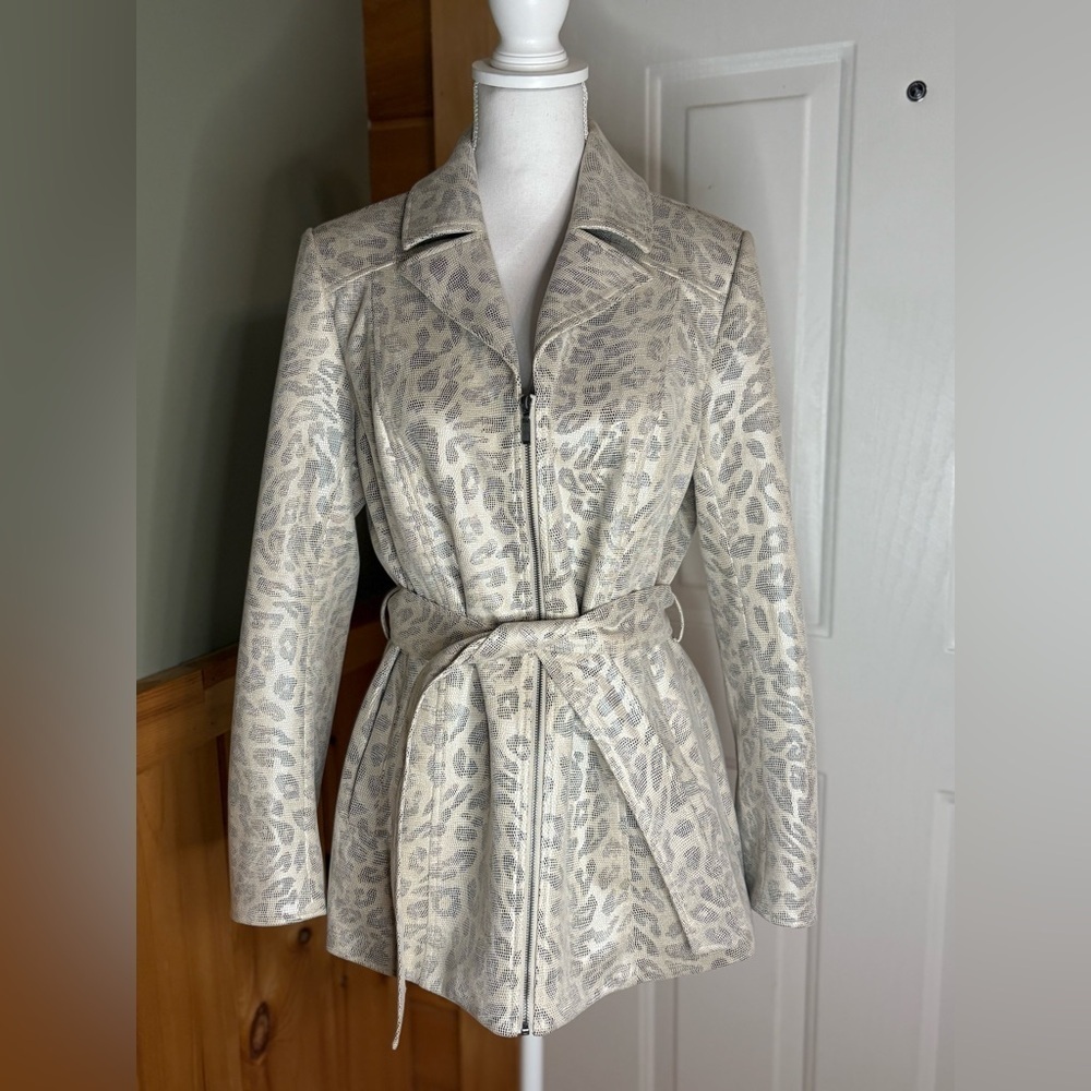 Sharon Young Ivory & Gray Animal Print belted jacket w/ front pockets size M